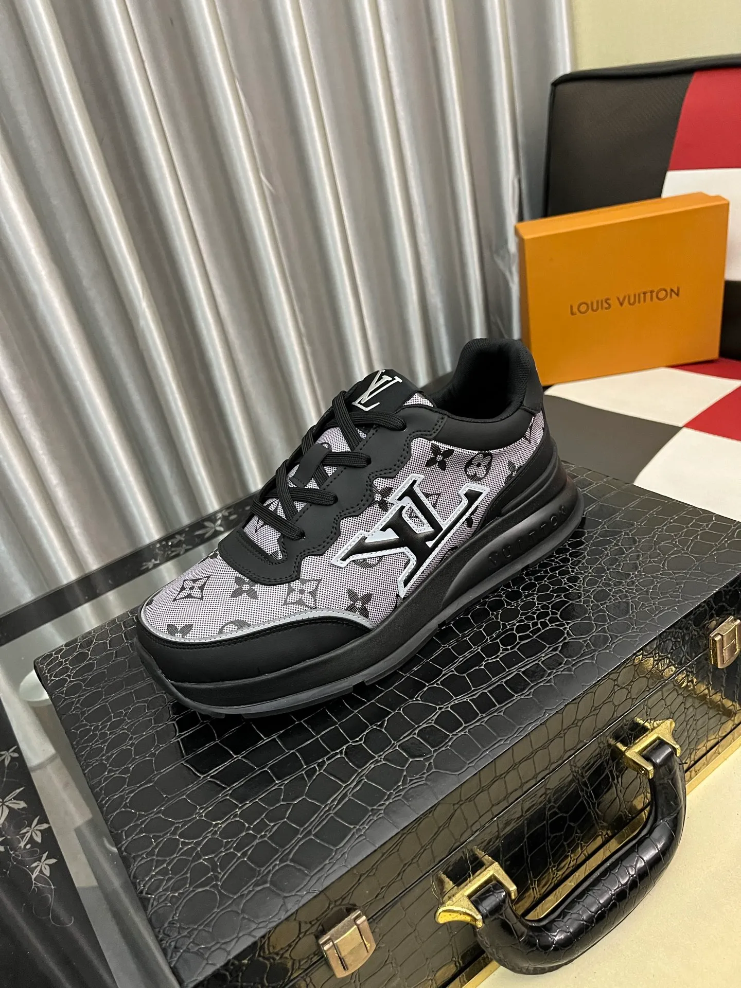 Men's Men's Shoes 💰: 438⌚️⌚️LV Louis Vuitton. The latest fashionable casual shoes are popular in physical stores. New spring and summer comfortable imported custom original cowhide, unique jacquard fabric element design. With sheepskin lining, Lv original bottom, [sun][sun] high-end packaging and high quality💪Details determine the quality, you can enter and leave the counter at will, welcome to compare🇮🇹Number of sizes 38-442️⃣colors available